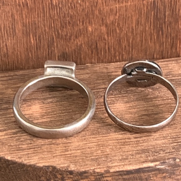 ♥️ Sale 3for$15! Two Silver Tone Moonstone Rings size 7 - Picture 2 of 6